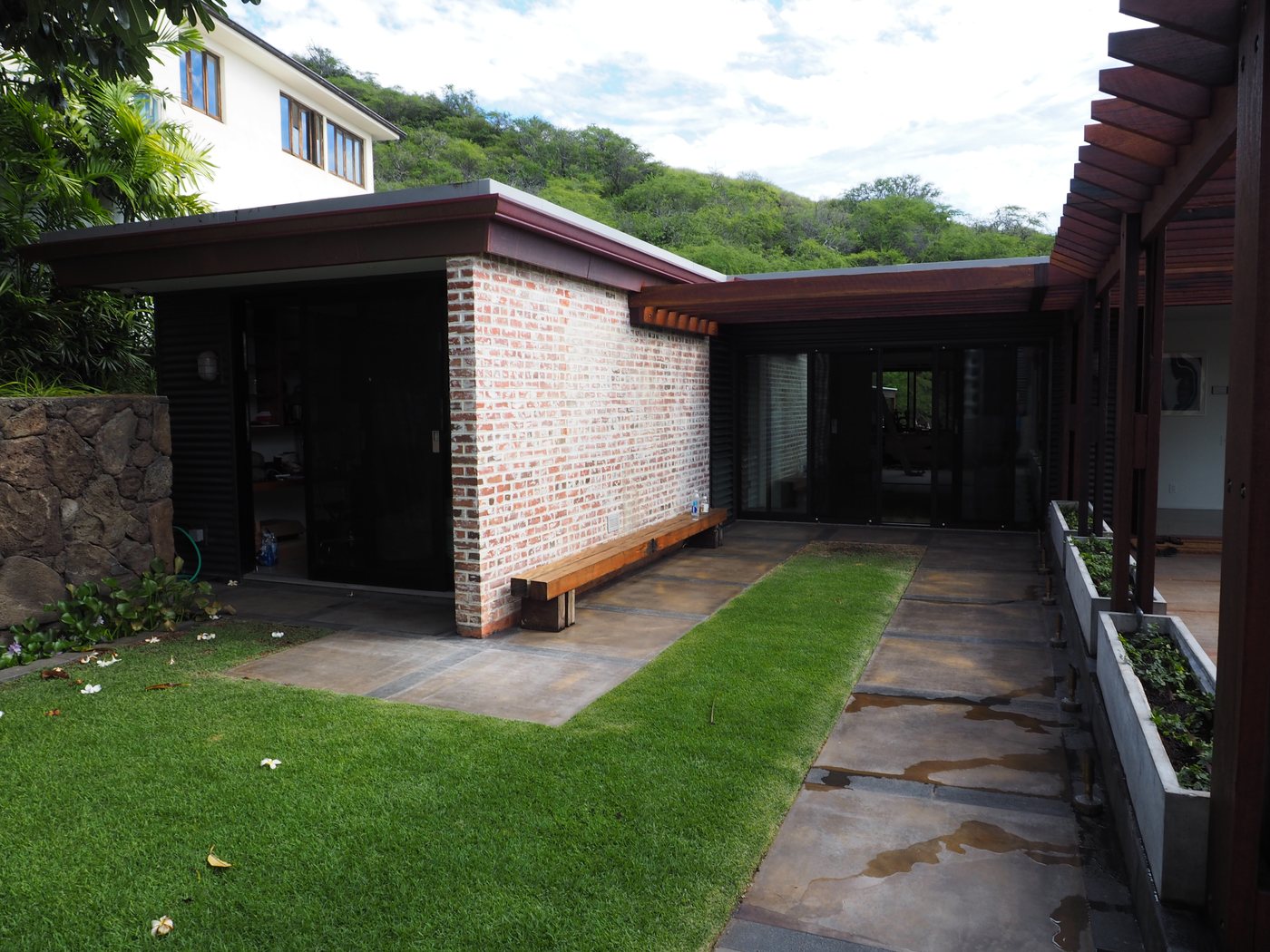 Sanctum Carpentry courtyard build with timber cladding and screening