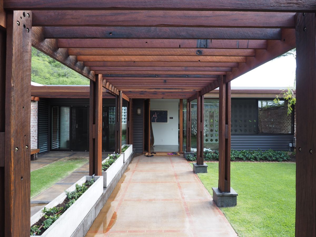 The Courtyard House - hardwood pergola walkway by Sanctum Carpentry